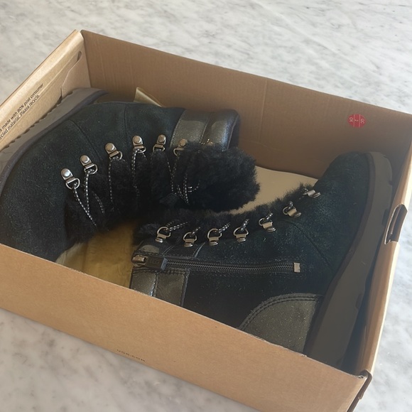 Ugg Kids Viki Boots - Picture 10 of 11